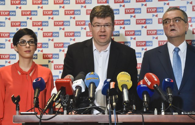 Jiří Pospíšil z TOP 09 po boku s Markétou Pekarovou Adamovou a Miroslavem Kalouskem