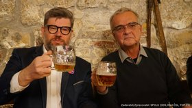 Jiří Pospíšil (TOP 09) vyrazil na předvolební pivo s Miroslavem Kalouskem (září 2025)