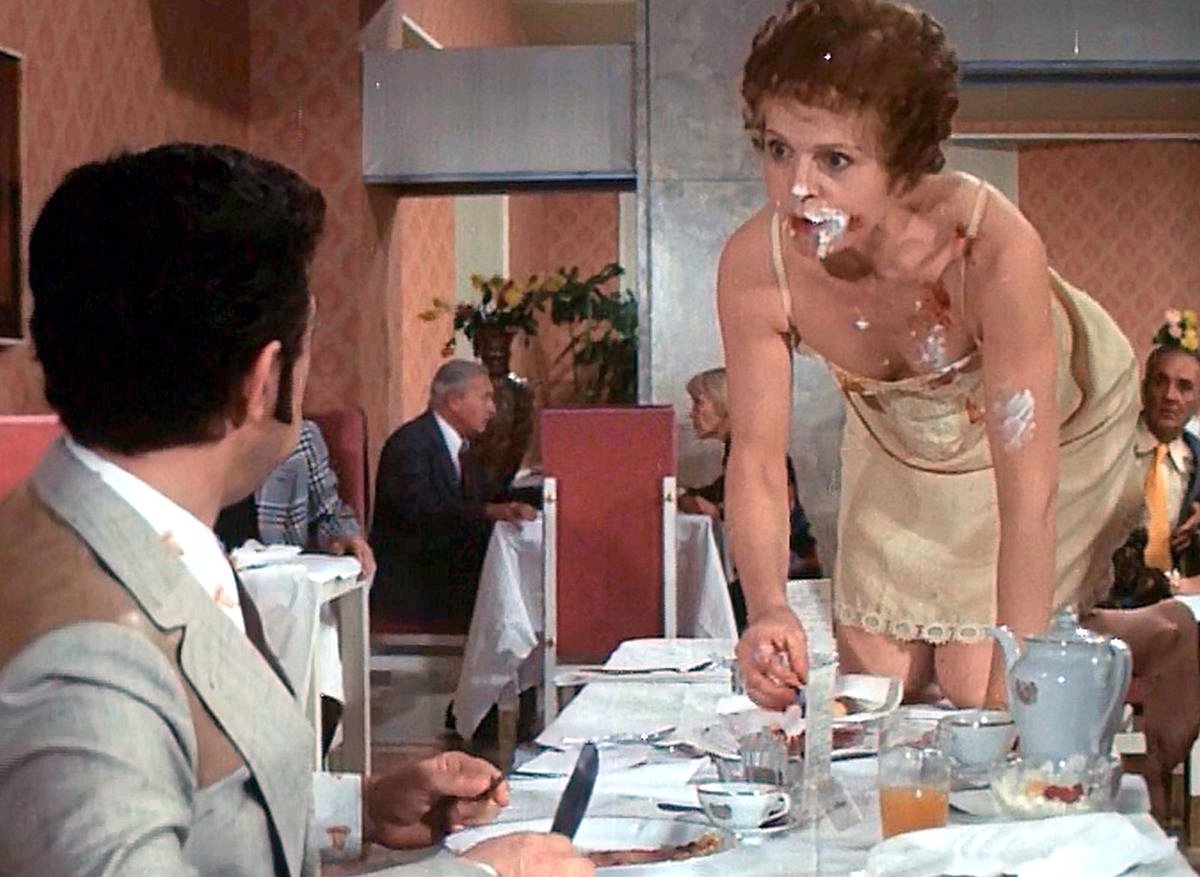 1977: Což takhle dát si špenát. Janžurka směla hrát jen v komediích.