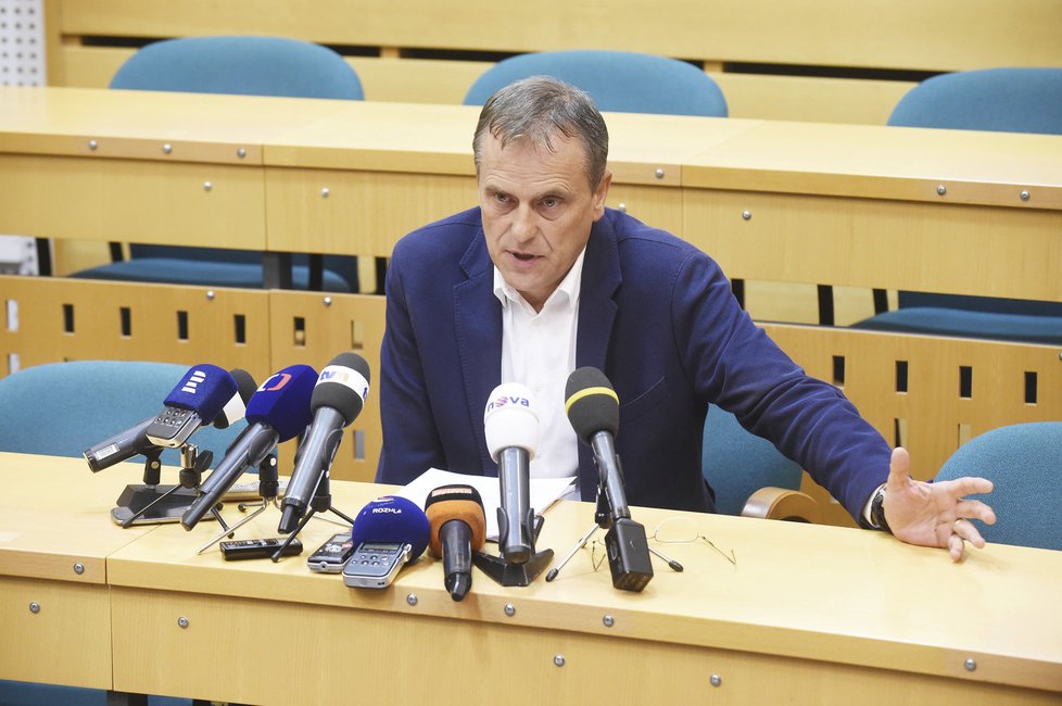Hejtman Olomouckého kraje Jiří Rozbořil (ČSSD) na tiskovce vysvětloval svůj postoj k razii a k obvinění v údajné korupční kauze.