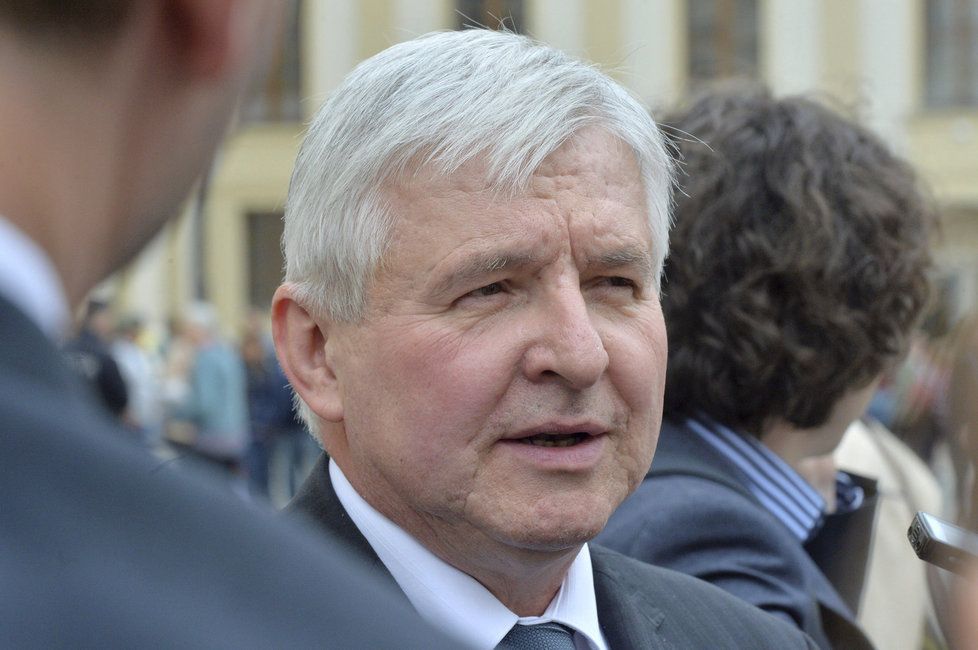 Guvernérem ČNB je expremiér Jiří Rusnok. Jmenoval jej prezident Zeman.