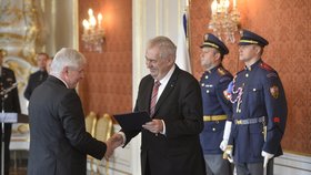 Guvernérem ČNB je expremiér Jiří Rusnok. Jmenoval jej prezident Zeman.