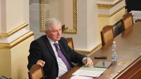 Guvernér ČNB Rusnok vyrazil do Sněmovny hájit nové pravomoci centrální banky v oblasti hypoték, které chce regulovat