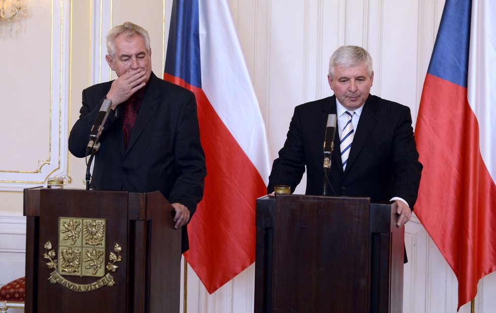 Jiří Rusnok s Milošem Zemanem v roce 2013.