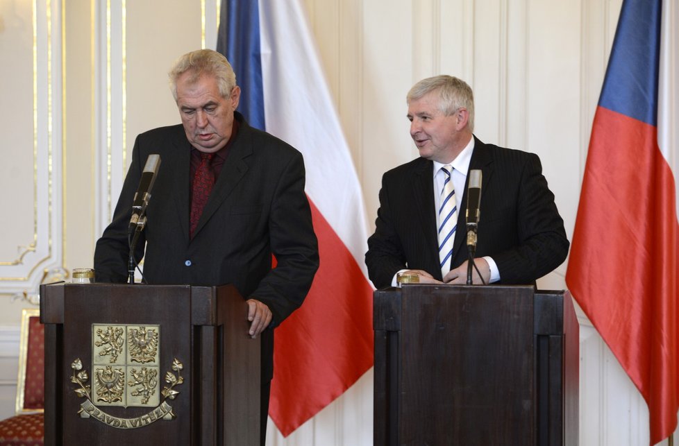 Jiří Rusnok s Milošem Zemanem v roce 2013.