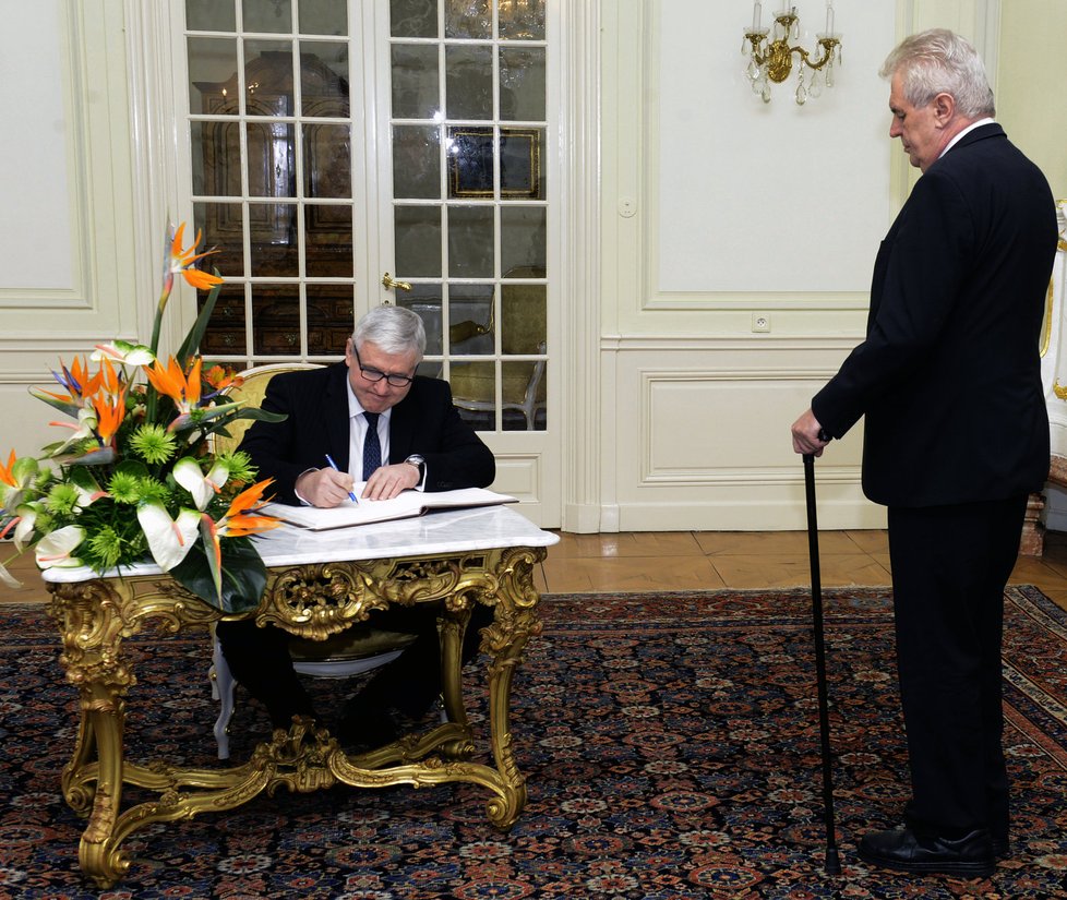 Premiér Rusnok se zapisuje do pamětní knihy na Lánském zámečku.