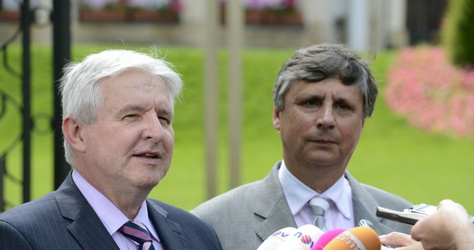 Jiří Rusnok a Jan Fischer během tiskové konference. Rusnok mu nabídl post ministra financí