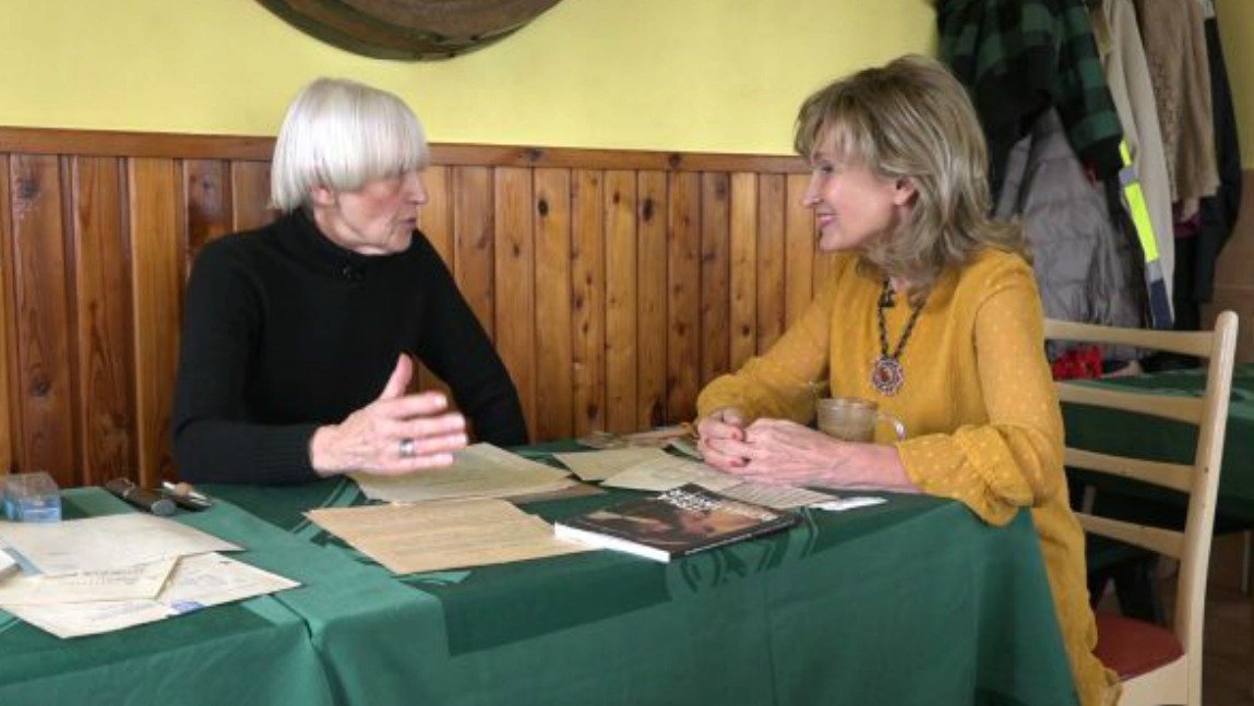 Jitka Schelingerová během rozhovoru s moderátorkou pořadu Potomci slavných Zuzanou Bubílkovou.