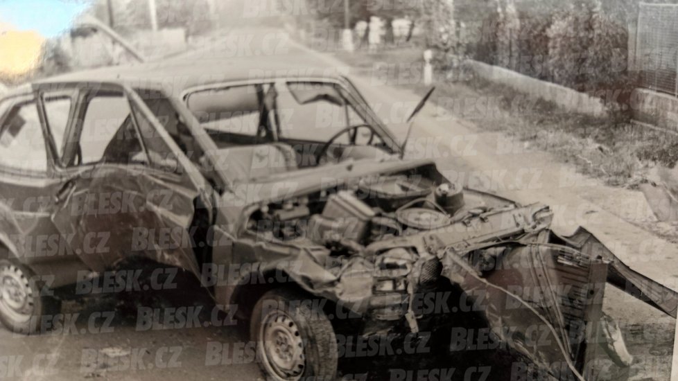 Vrak Fiatu 127. Jaromír M. s manželkou seděli na zadních sedačkách a po nárazu do příkopu a sloupu vyletěli ven. On nehodu nepřežil...