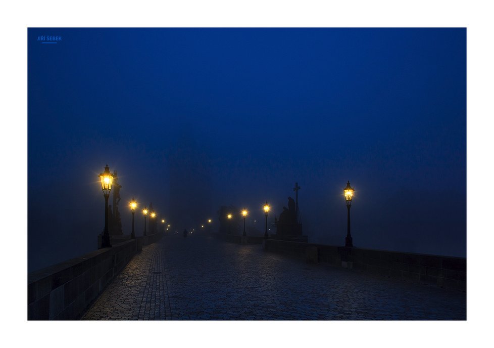 Jednou z nejkrásnějších staveb Prahy je podle Jiřího Šebka Karlův most. Rád se na něj vrací fotografovat.