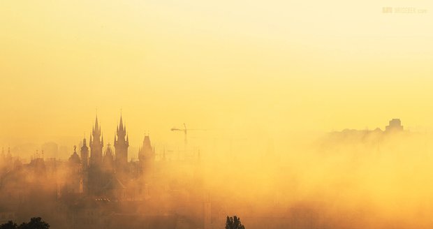 Jiří Šebek se specializuje na fotografie budov. Praha je jeho oblíbeným městem. Takto ji zachytil v mlze.