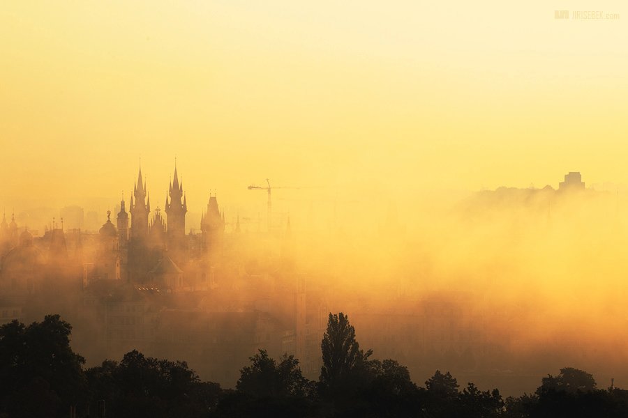 Jiří Šebek se specializuje na fotografie budov. Praha je jeho oblíbeným městem. Takto ji zachytil v mlze.