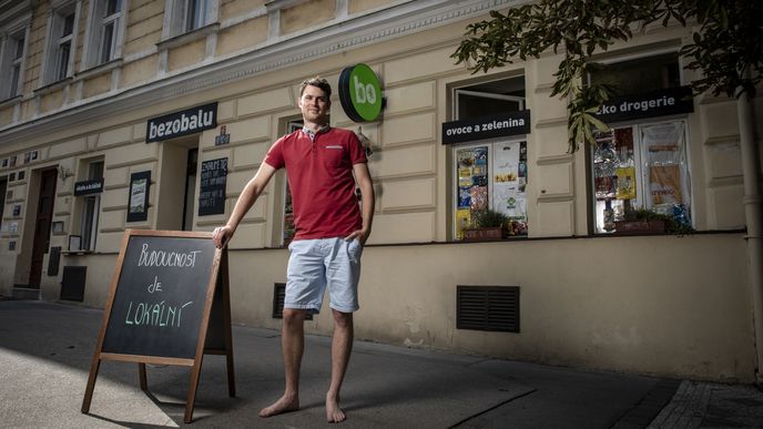 „Pokud by u nás člověk šel po ceně a kupoval průměrný spotřebitelský koš, tak ta cena v současné chvíli klesá. Pokud by ale zákazník šel po stejných potravinách, které u nás nakupoval před pandemií v roce 2019, tak se cena zvýšila o pět procent,“ říká Sedlák.