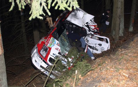 Auto na maděru, zázrakem přežil spolujezdec.