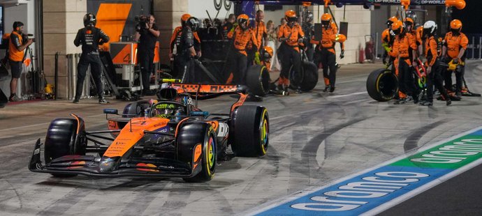 Výměnu gum McLarenu měl český pár z první ruky.