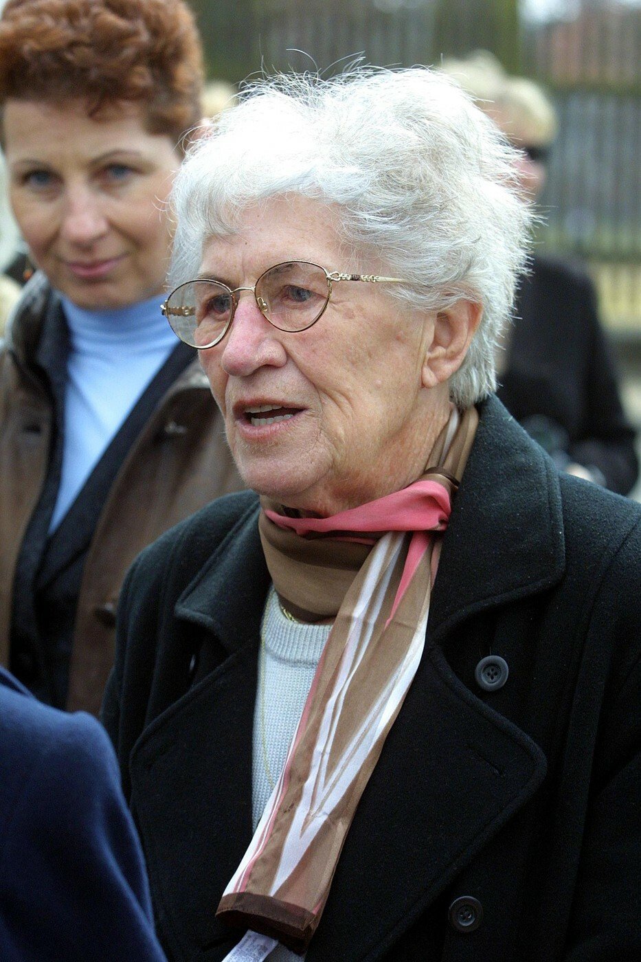 Sestra Jiřího Šlitra Olga Mroženská v roce 2003 při odhalení pamětní desky v Rychnově nad Kněžnou.