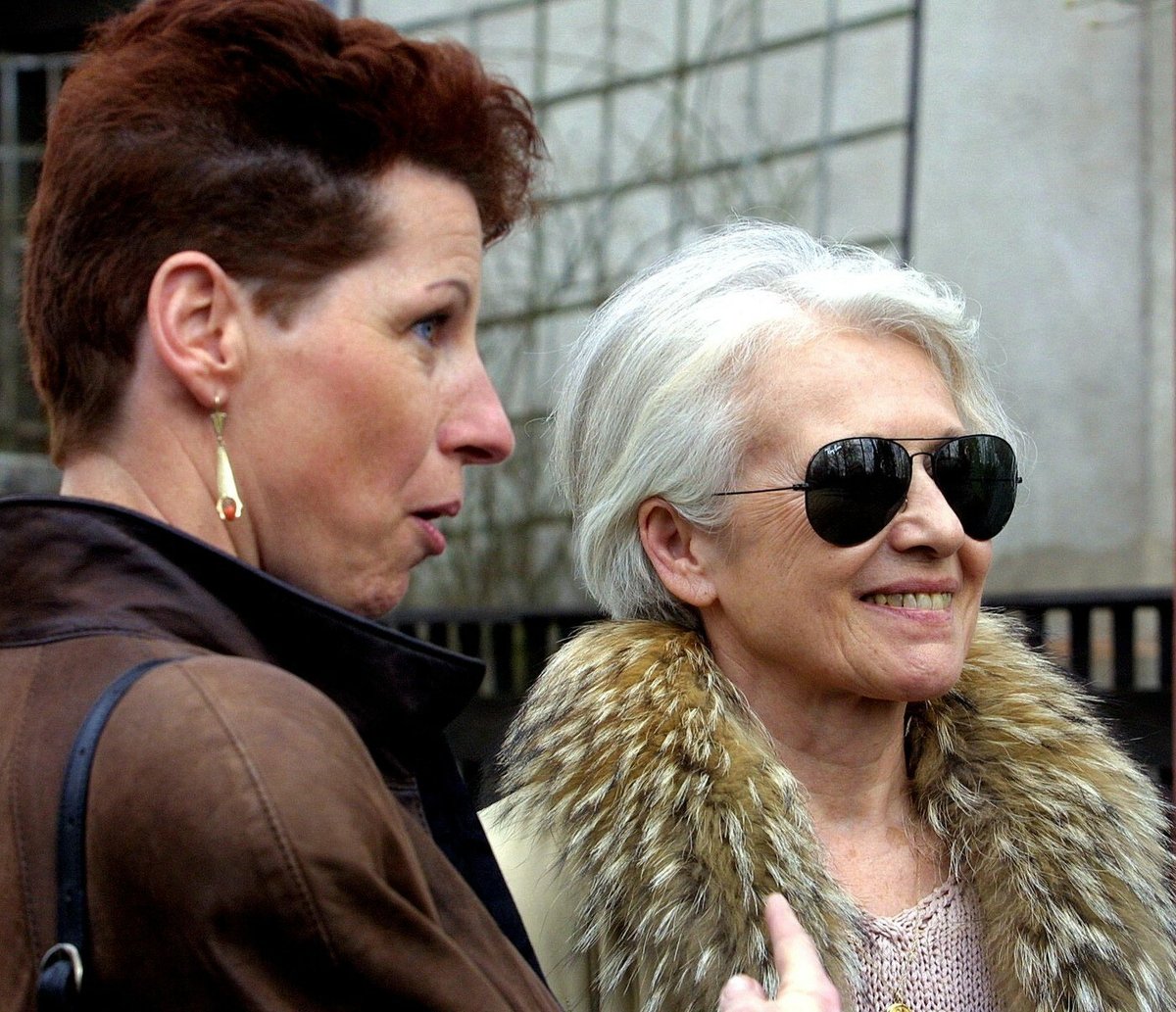 Dlouholetá přítelkyně Jiřího Šlitra Sylva Daníčková (v brýlích) v roce 2003 při odhalení pamětní desky v Rychnově nad Kněžnou.