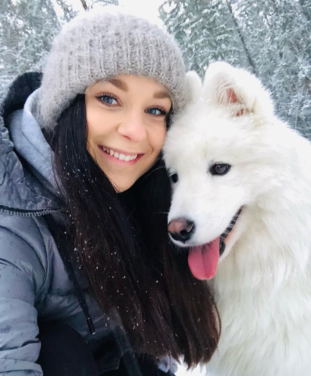 Dominika Skálová, partnerka hokejisty Jiřího Smejkala, se psem Bluem