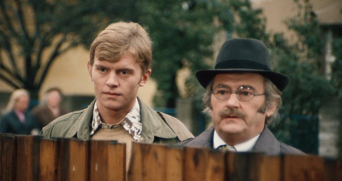 Jiří Sovák a Jiří Schmitzer jako otec a syn v Marečku, podejte mi pero!