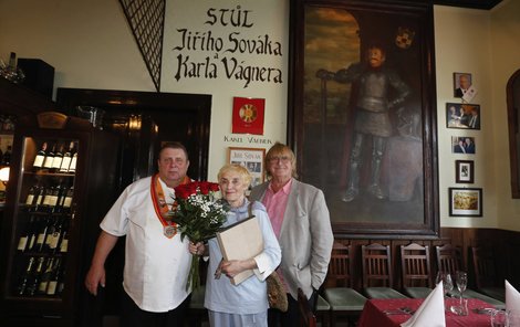 Jaroslav Sapík, Andulka Sováková a Karel Vágner u impozantního obrazu se Sovákem.
