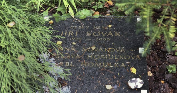 Žena Jiřího Sováka mu nechala udělat krásný náhrobek.