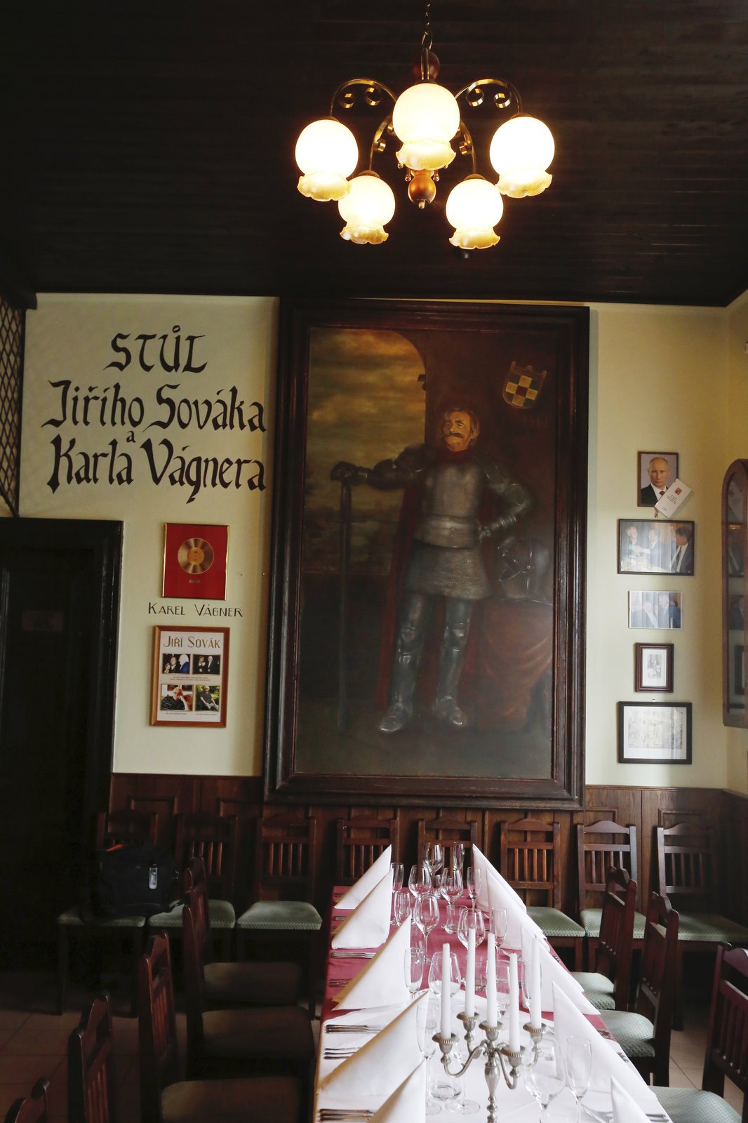 Obraz z filmu Ať žijí duchové, ve kterém Jiří Sovák ztvárnil rytíře Brtníka z Brtníku.
