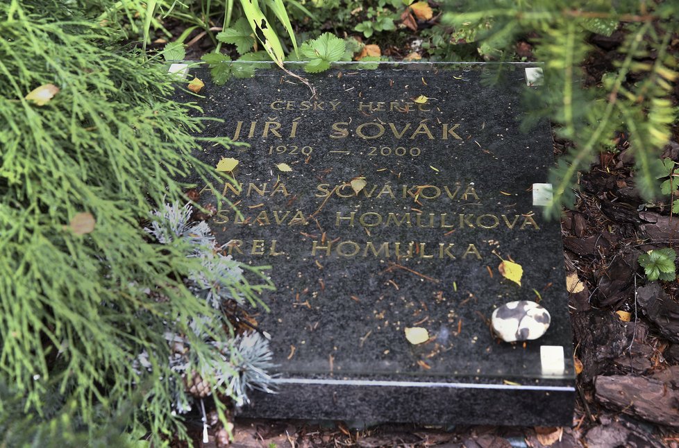Žena Jiřího Sováka mu nechal udělat náhrobek.