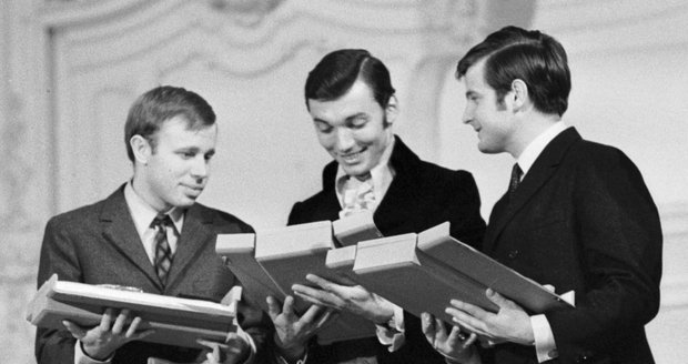 1968 - Karel Gott a Jiří Štaidl (vpravo)za píseň Proč ptáci zpívají převzali ocenění Zlatý klíč.