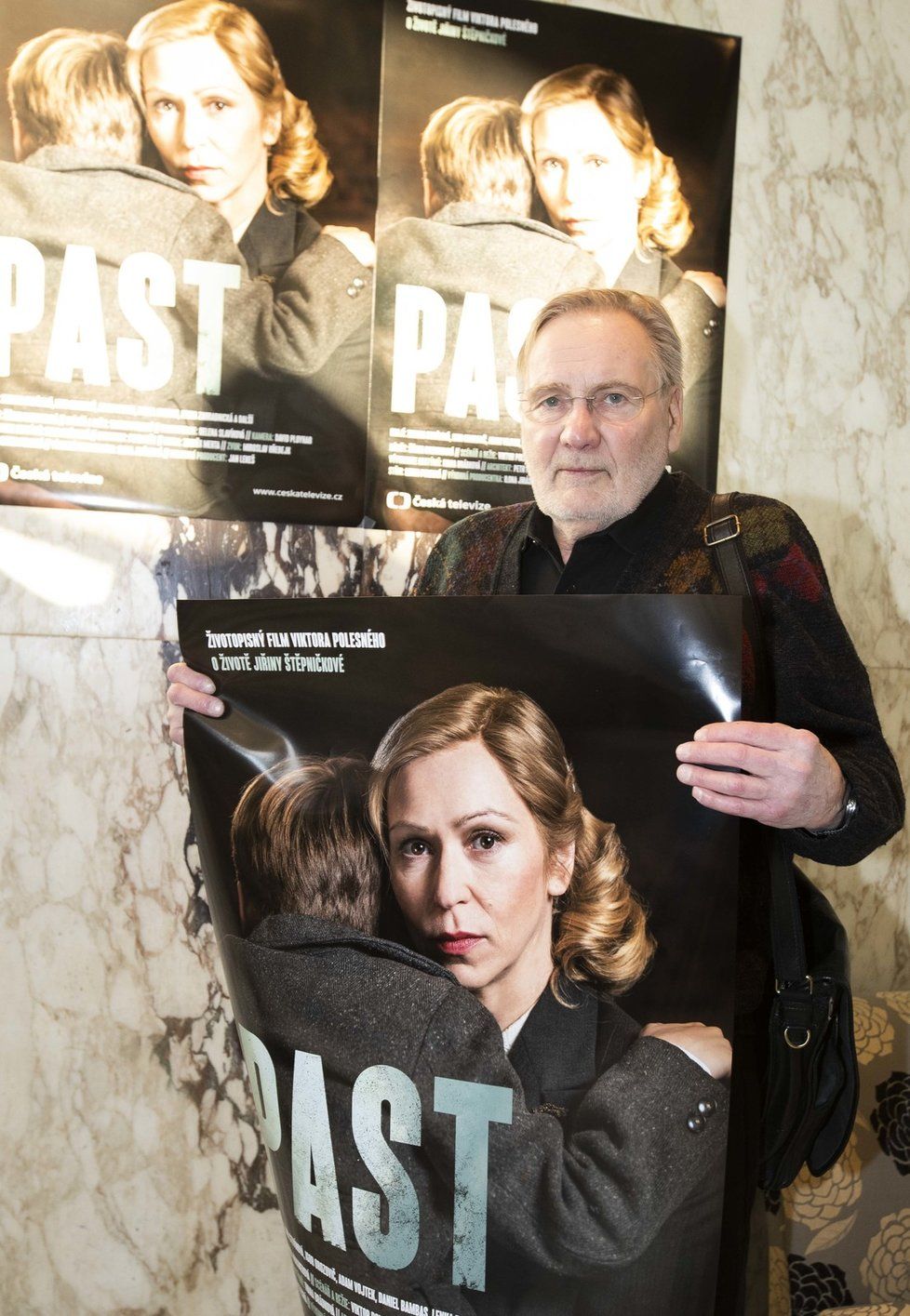 Jiří Štěpnička s plakátem k filmu Past, kterým si připomněl těžké chvíle svého dětství.