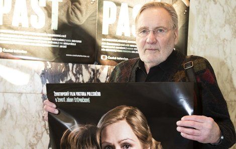Jiří Štěpnička s plakátem k filmu PAST, kterým si připomněl těžké chvíle svého dětství.