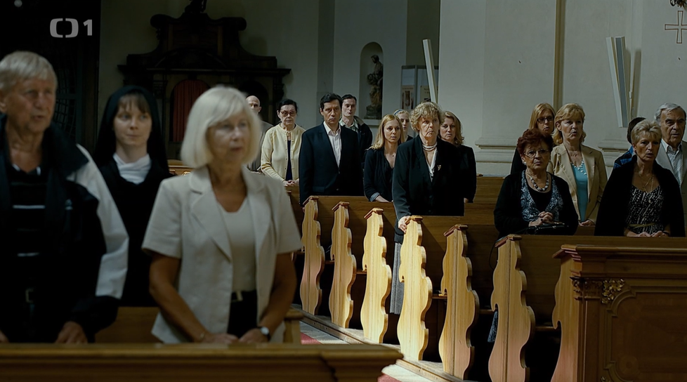 2012: Ztracená brána - V seriálu se na okamžik v první řadě v kostele mihli rodiče Jiřího Stracha (vlevo).