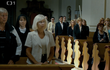 Ztracená brána: V seriálu se na okamžik v první řadě v kostele mihli rodiče Jiřího Stracha (zcela vlevo)