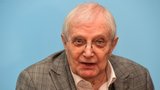 Principál Semaforu Jiří Suchý má dnes 90 a říká: Znám ještě starší lidi...