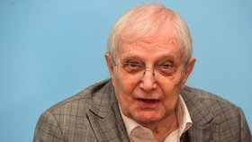 Principál Semaforu Jiří Suchý má dnes 90 a říká: Znám ještě starší lidi...