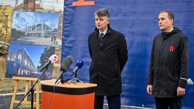 Generální ředitel Správy železnic Jiří Svoboda (vlevo) a zastupitel hl. m. Prahy Jan Čižinský na briefingu k modernizaci železniční trati Praha – Kladno s odbočkou na Letiště Václava Havla. (15. listopadu 2021)