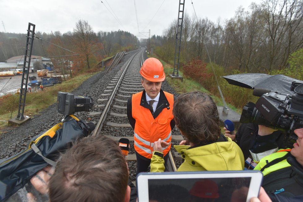 Šéf SŽDC Jiří Svoboda u sesuvu půdy na trať u Dalovic na Karlovarsku