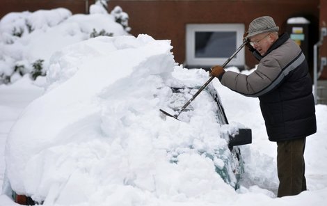 Dvaaosmdesátiletý Jiří Talský vyhrabává v Jeseníku svůj automobil ze závějí.