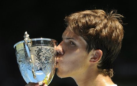 Jiří Veselý líbá pohár pro vítěze Australian Open.