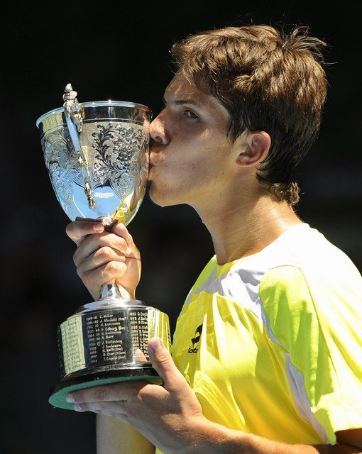 Jiří Veselý líbá pohár pro vítěze Australian Open.