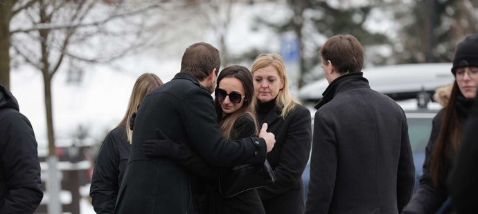 Jirkova přítelkyně Lenka (uprostřed) na posledním rozloučení.
