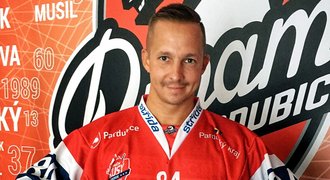 Hokejové Pardubice oplakávají hlas svého klubu. Další tragédie! Hokejové Pardubice oplakávají hlas svého klubu. Další tragédie!