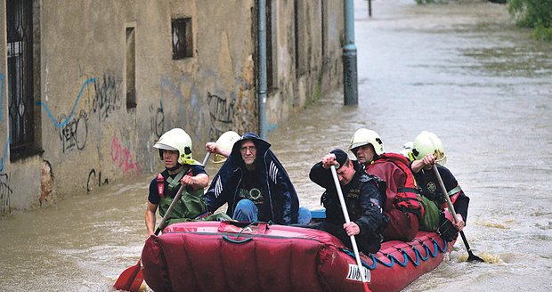 2. června - Při povodních záchranáři odváželi Jiřího Vondráčka na člunu