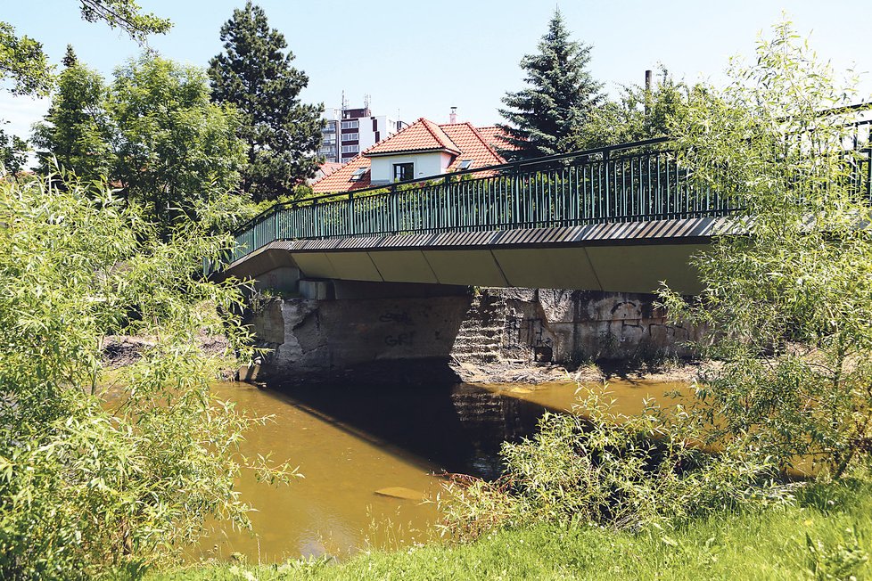 17. 6. - Vondráčkův dům stojí hned nad Botičem, který už je zase normálním potokem.