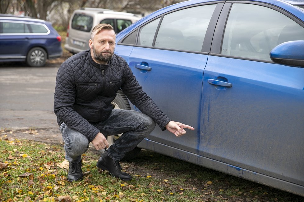 Škrábanec přes dvoje dveře. To je »památka« na nehodu, která se stala 9. října na parkovišti v Poděbradech.