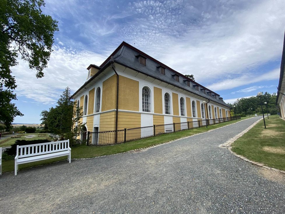 Jízdárna zámku Kozel na Plzeňsku hostí výstavu Jiřího Wintera – Neprakty.