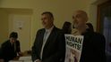 JXD demonstruje za lidská práva na konferenci Organizace islámské spolupráce v Praze na Karlově univerzitě