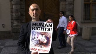 JXD protestuje na islamistické konferenci v Praze: Lidská práva! Stop šaríi!
