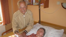 Jiří Zídek (81) při návštěvě drží svou ženu Boženu (74) za ruku a ta se od něj nechává láskyplně hladit