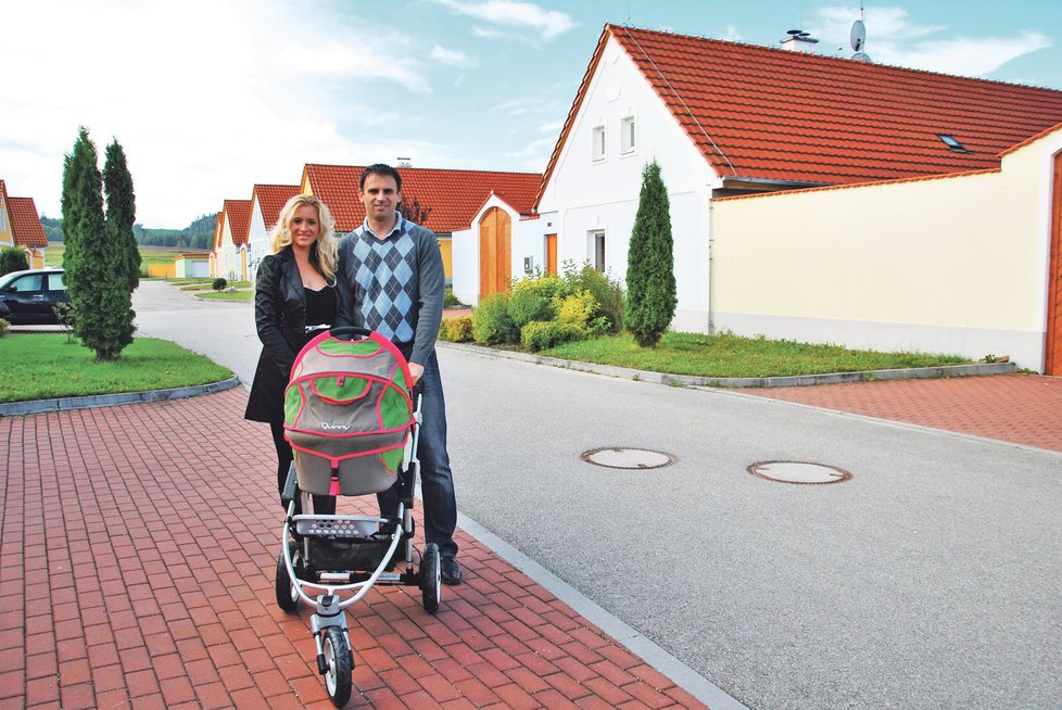 Hejtman s Janou Příhodovou a dcerou Larou v kočárku zapózovali Blesku.