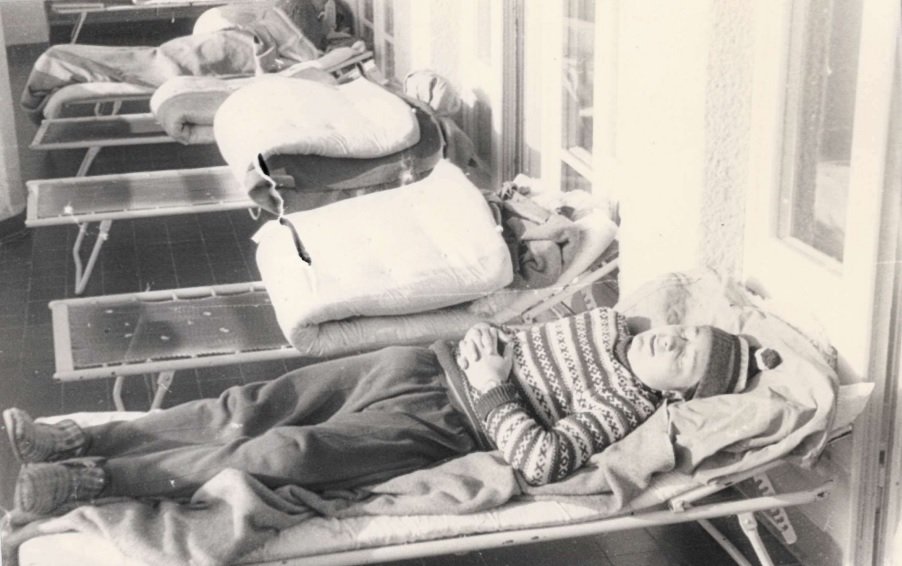 1959: V sanatoriu v Tatrách, kde se léčil z tuberkulózy.